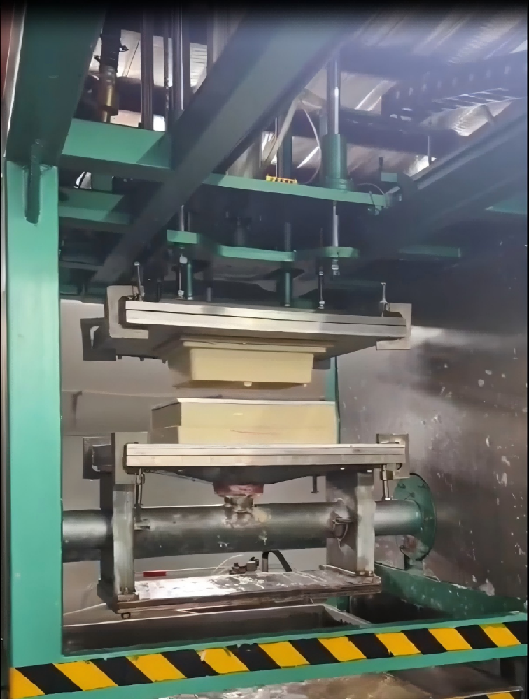 Automatic single-station turnover pulp forming machine