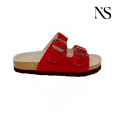 Sandalias rojas vibrantes con hebillas metálicas ajustables