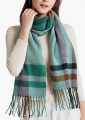 温かい新鮮な冬の薄い緑の格子縞のタッセルスカーフ