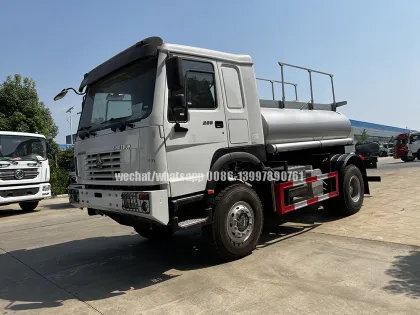 SINOTRUCK 4X4 Off-road Lubricants Oil/Fuel Delivery Vehicle