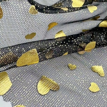 Tessuto a rete in tulle di poliestere con stampa laminata di cuori dorati