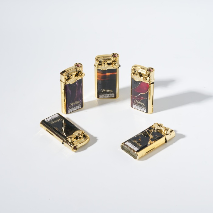 Isqueiro retro em mármore preto dourado