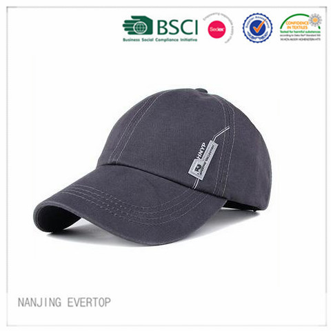 Nuovo berretto sportivo in cotone con logo in metallo