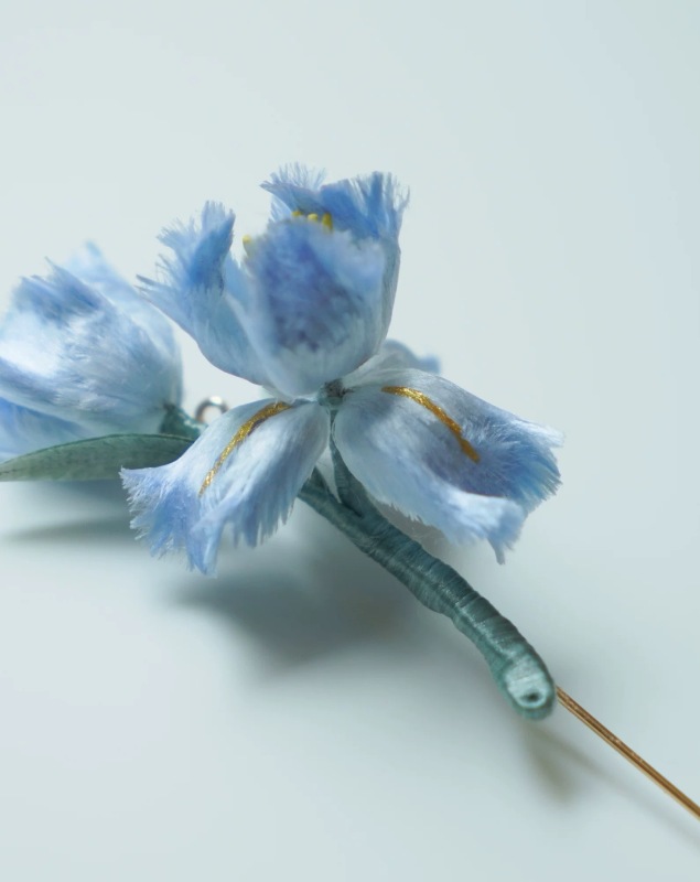 Non-legacy iris velvet brooch