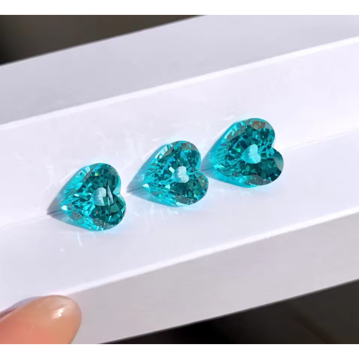 Ang hugis ng puso na asul na lab na lumago paraiba Sapphire