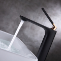 Rubinetto lavabo alto con maniglia oro nero