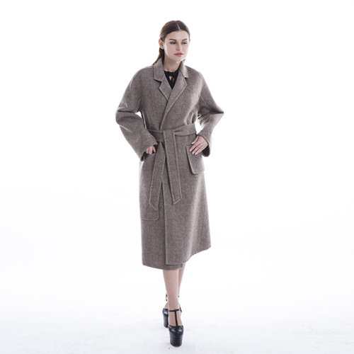 Senhoras de inverno usam casacos de cashmere com cinto