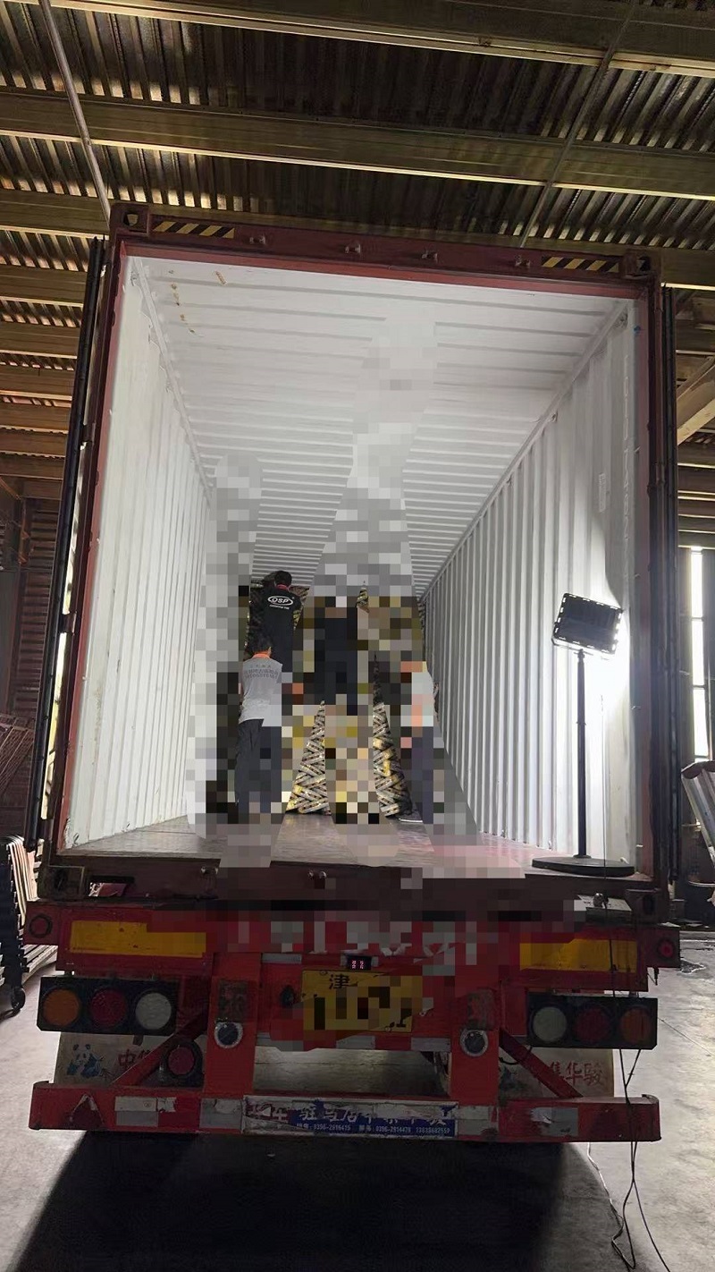 Ruisilaifu Motorcycle Tires Set Sail for South Africa! Two Containers Shipped Simultaneously, Showcasing New Heights of "Made in China"