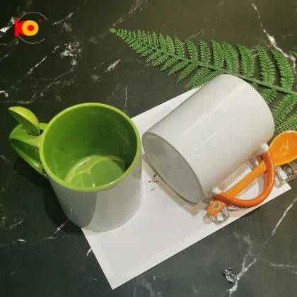 Fashion Customized Ceramic Cup with Green Spoon