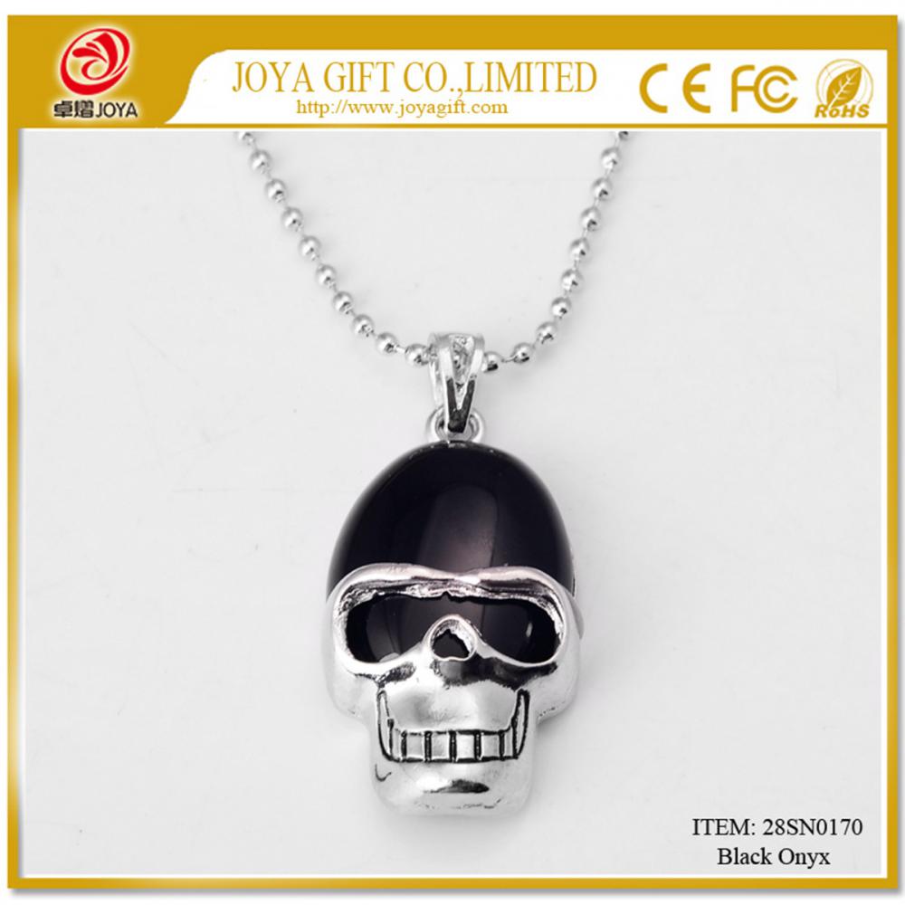 Collier avec pendentif tête de mort en onyx noir et chaîne en argent