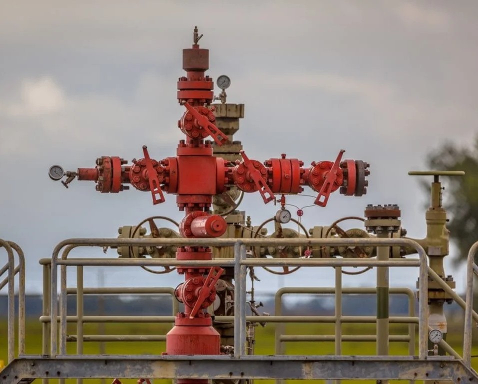 Christmas-tree-gas-oil-well-1024x768