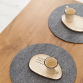 Coasters redondos de café e tapetes de chá