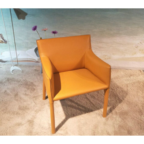 Tapicerowane krzesło do jadalni ze skórzanym siodełkiem firmy EOOS