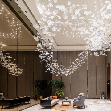 Großer Kristalldeckenkronleuchter in der Lobby
