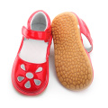 Плоски обувки за скърцащи бебешки момиченца в моден стил