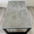 Graue minimalistische Metallrahmenbeton Couchtisch