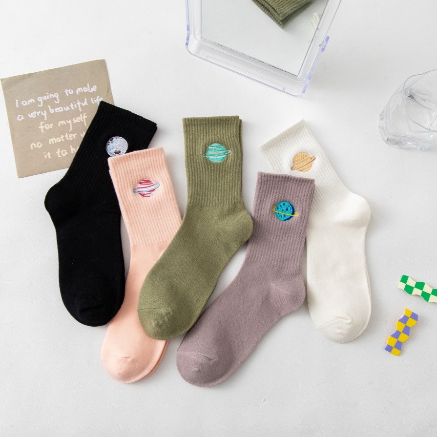 Mga naka-istilong mid-cal na medyas na nagtatampok ng pagbuburda ng planeta