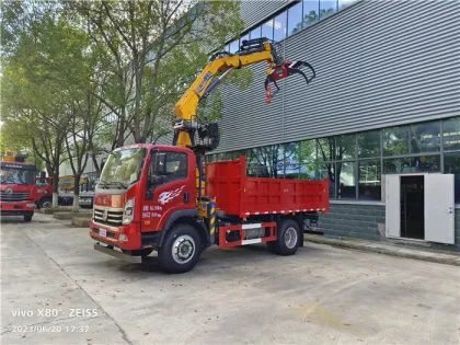 4 Tons SINOTRUK Wood Grabber Truck