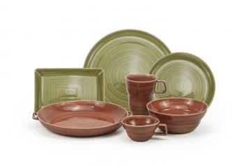 Reactive glazed stoneware dinner set with screw thread