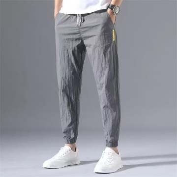 2024 Summer Nuovi pantaloni casual di seta di seta di ghiaccio per uomini