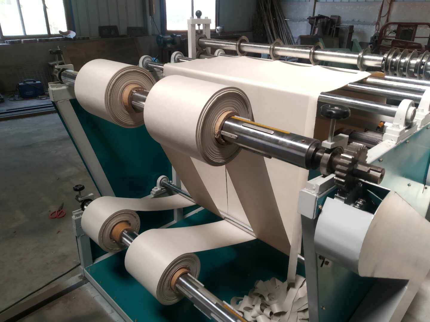 Meltblown fabric slitting and rewinding machine