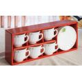 Tazas y platillos de café de forma elegante
