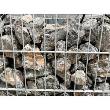 Gabion keermuur met hek bovenop