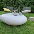Unregelmäßiger glatte weiße Beton -Terrasse Tisch