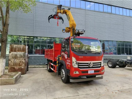 4 Tons SINOTRUK Wood Grabber Truck