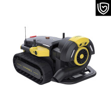 دمنده فضای باز به نظافت حیاط اختصاص دارد