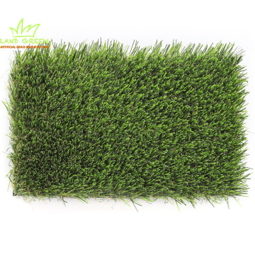 Искусственный газон из искусственной травы для ландшафтного дизайна сада.