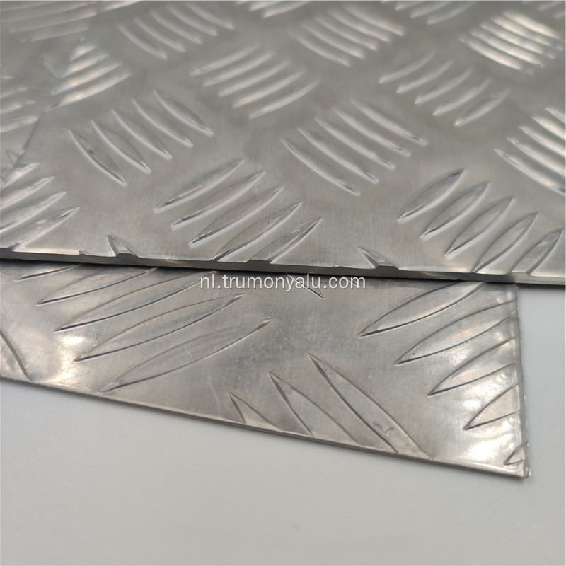 Aluminiumplaat met vijf sterren in reliëf