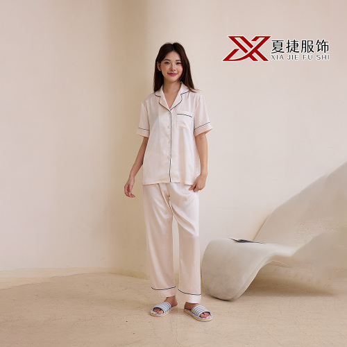 Мякка-ружовы камплект адзення для адпачынку ў кантрастную кант