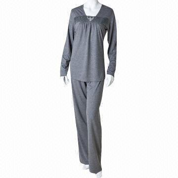 Jersey 150g ladies' fashion pajama, made of 65% polyester and 35% viscose, with front yoke and lace