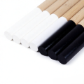 Escova de dentes cilíndrica colorida de bambu com design minimalista