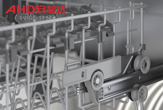 Internal guide rails and cleaning baskets