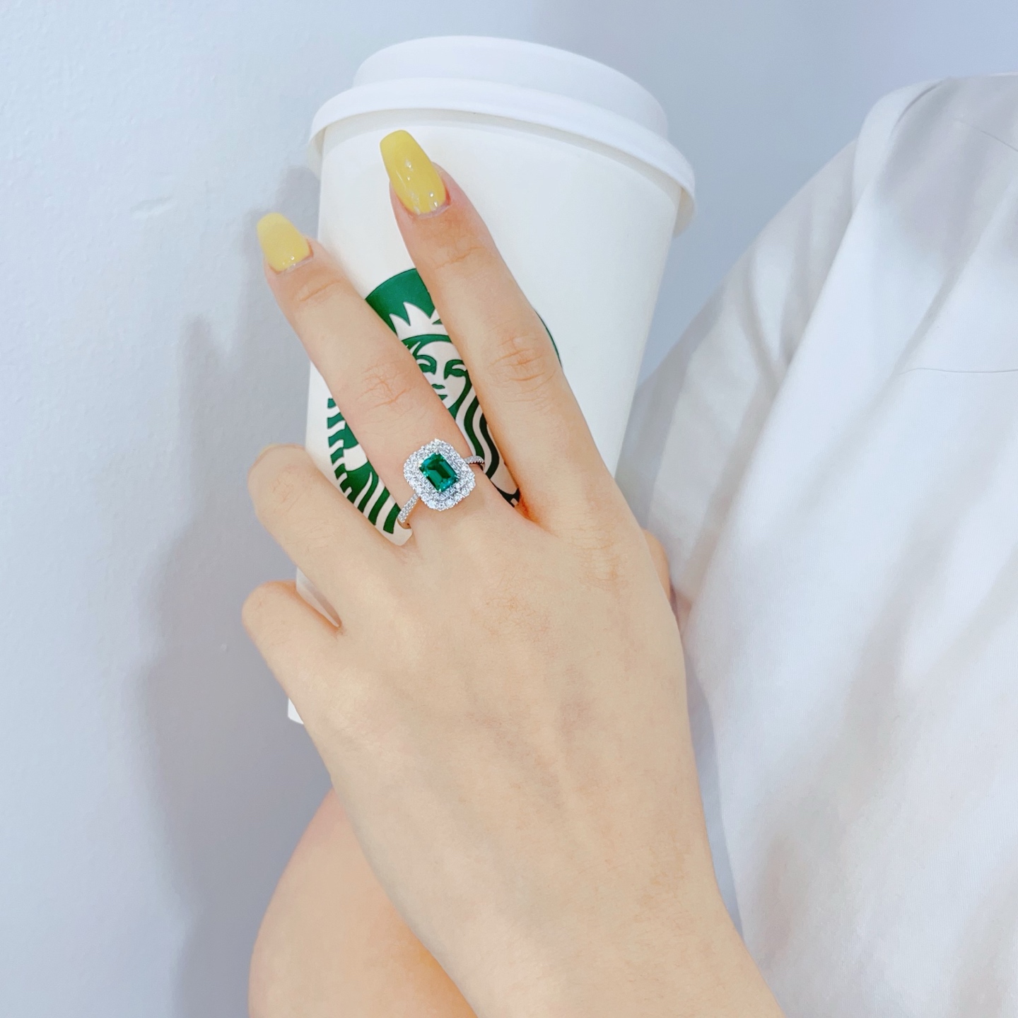 지속 가능한 빈티지 헤일로 약혼 반지 손 모델 라이프스타일