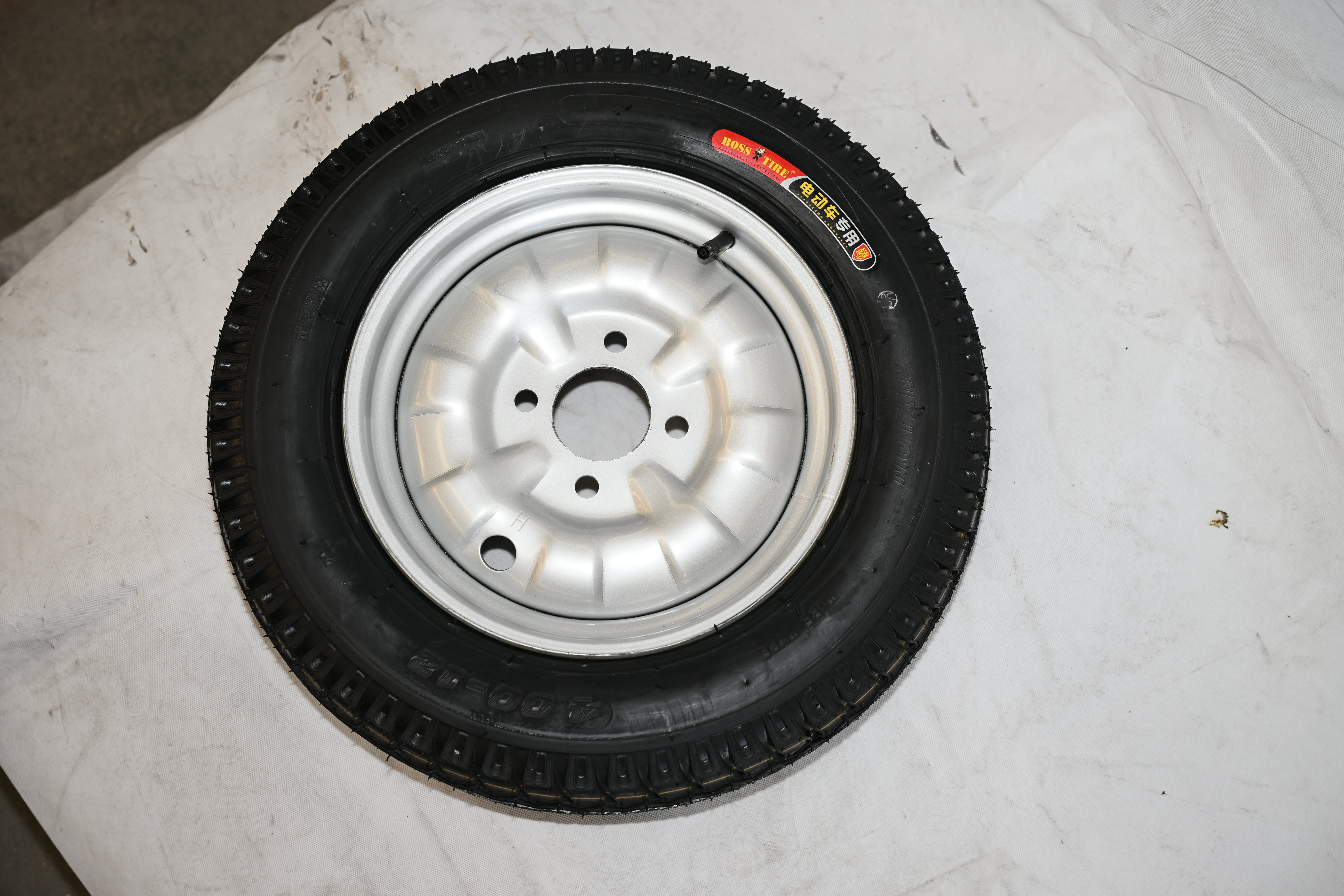 Three-wheeler motorcycle flat top tire