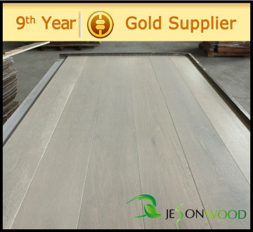 Multi-layered Engineered White Oak hardwood flooring white wash color flat or brushed surface