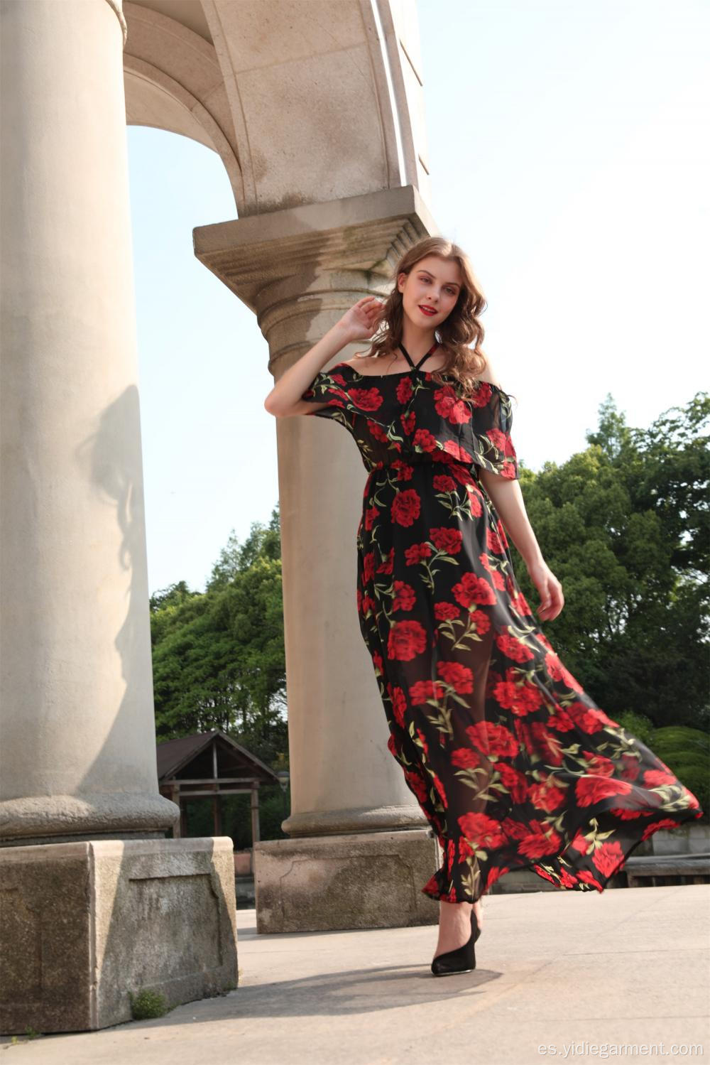 Vestido largo con hombros descubiertos de flores rojos