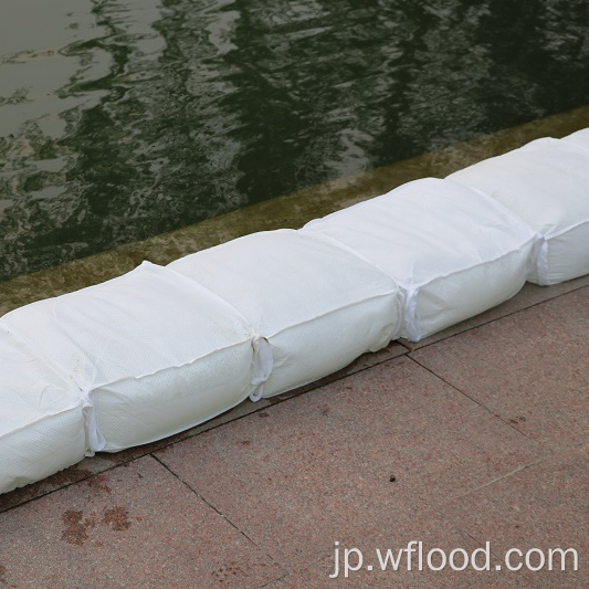 サンドバッグはホームガレージを保護するためのハンドルで洪水を洪水に溢れています