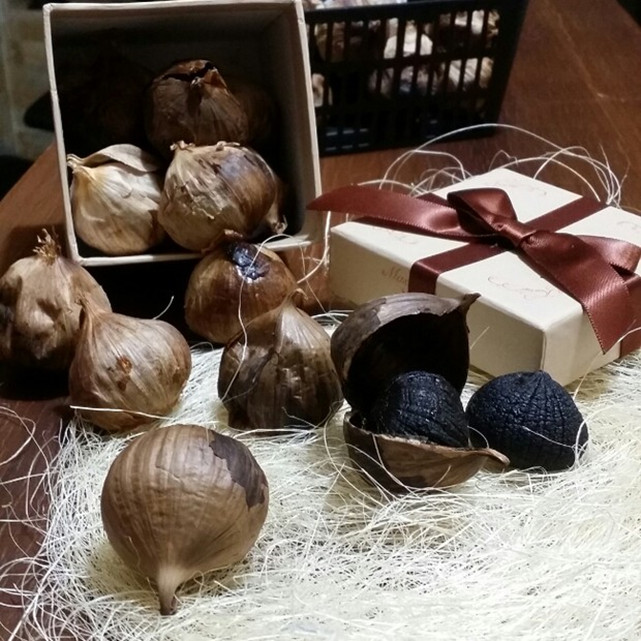 whole black garlic2