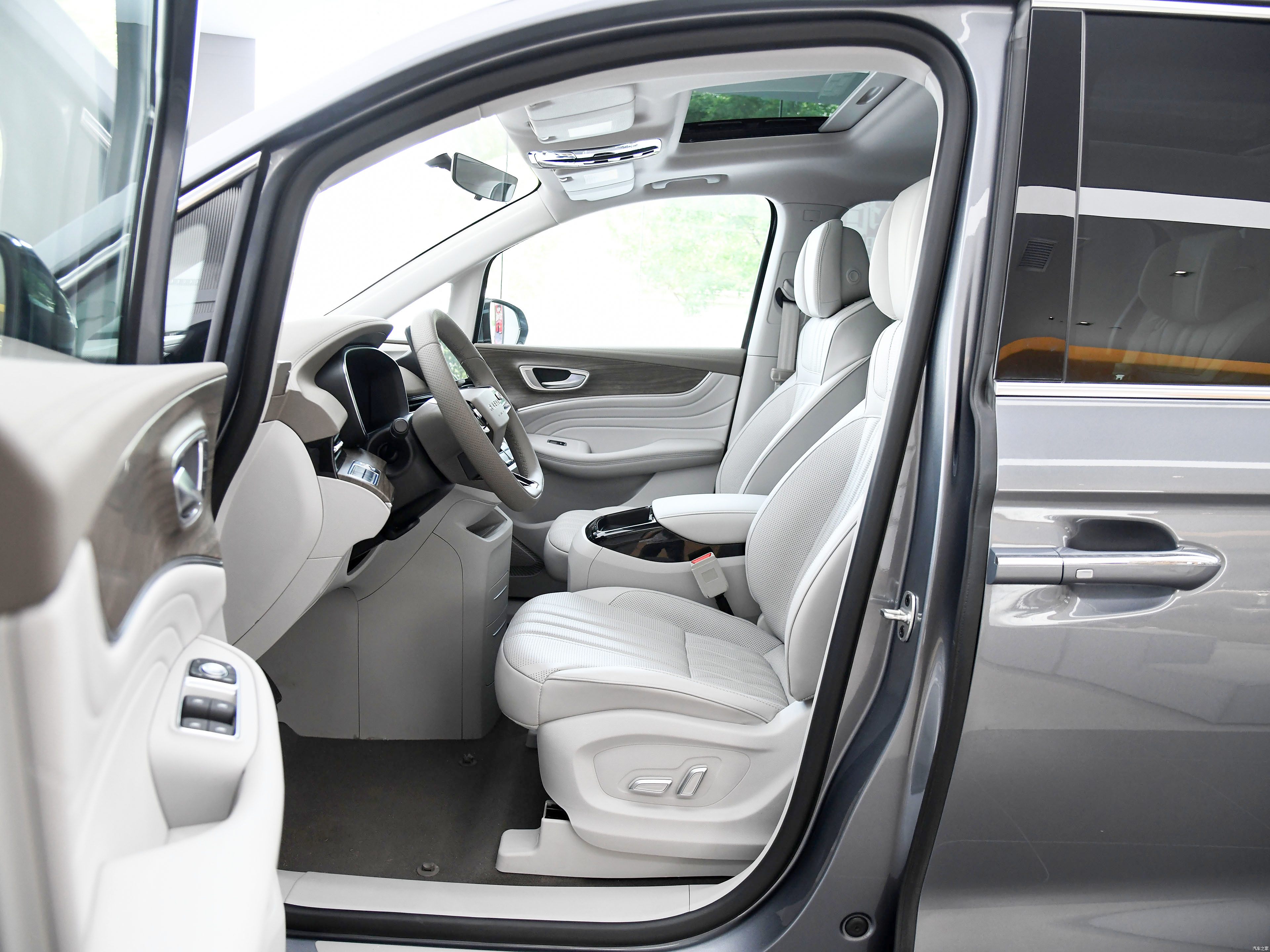 Roewe iMAX8: 550km Range Luxury MPV