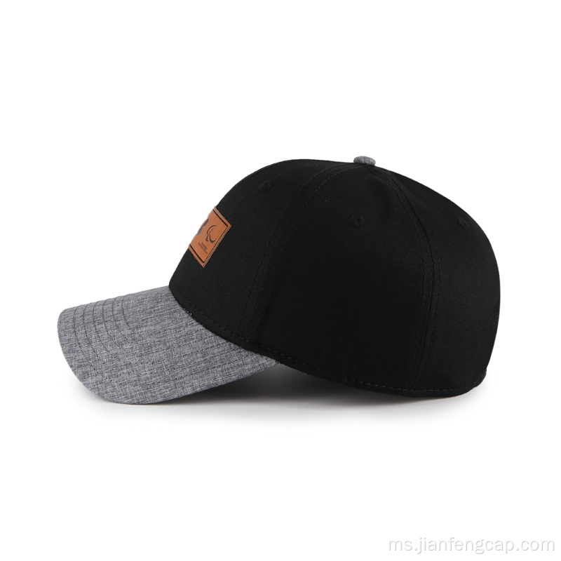 Topi besbol 6 panel dengan logo timbul khas