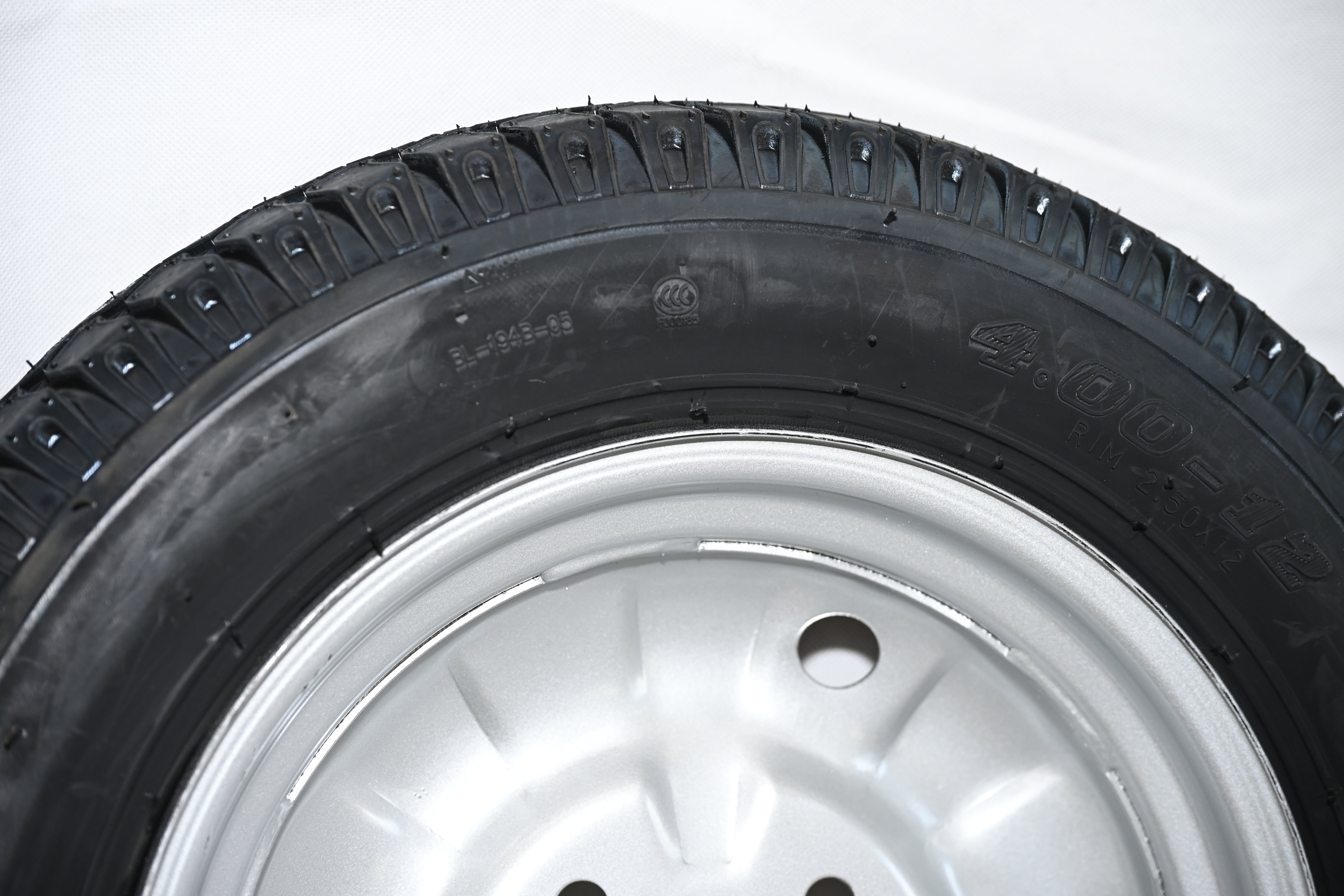 Three-wheeler motorcycle flat top tire