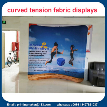 Tension Fabric Trade Show Displays im Hintergrund