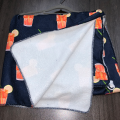 Pliez dans un sac serviette de sable moins polyester et serviette de plage en microfibre