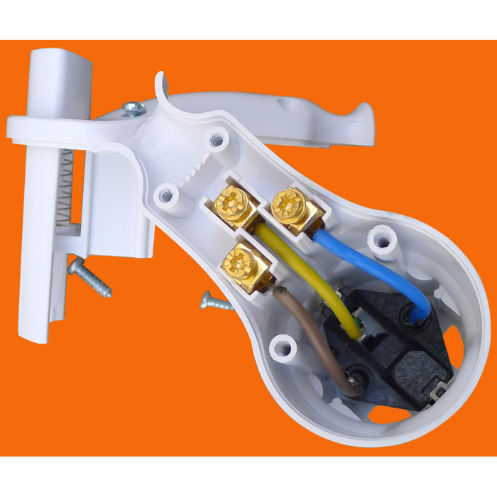 Pasang dengan tombol agar mudah ditarik keluar