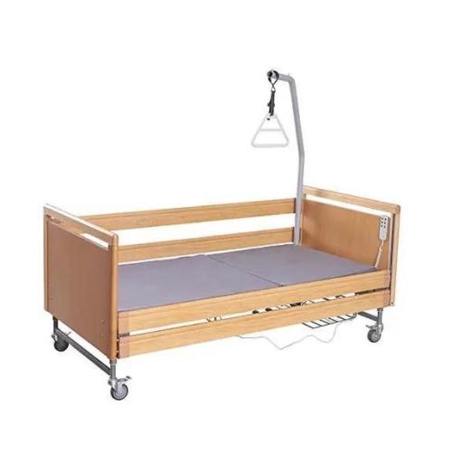 Cama de hospital de madera con mesita de noche