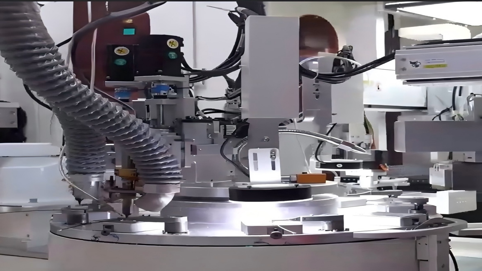 Equipamento de processamento de antena de precisão para fabricação de componentes de RF